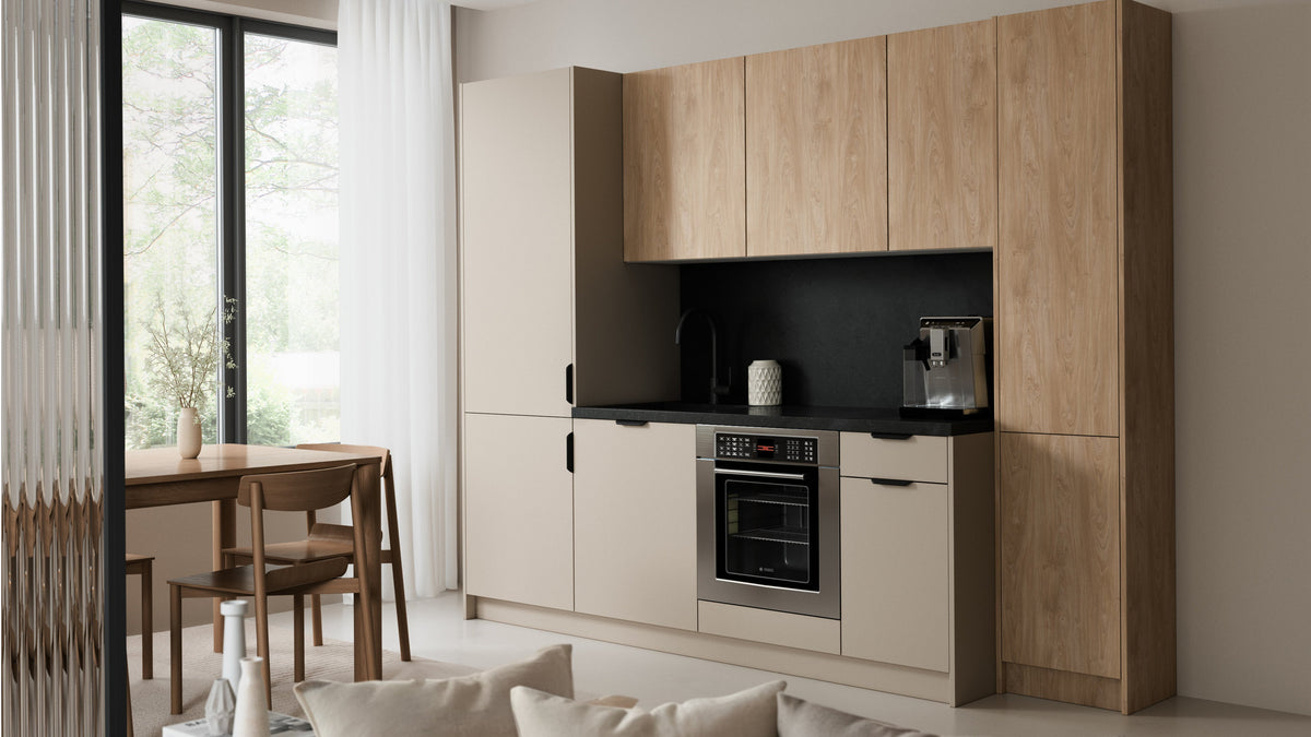 Kühlumbauschrank in einer Küche mit Fronten in Total Beige und Sonoma Eiche