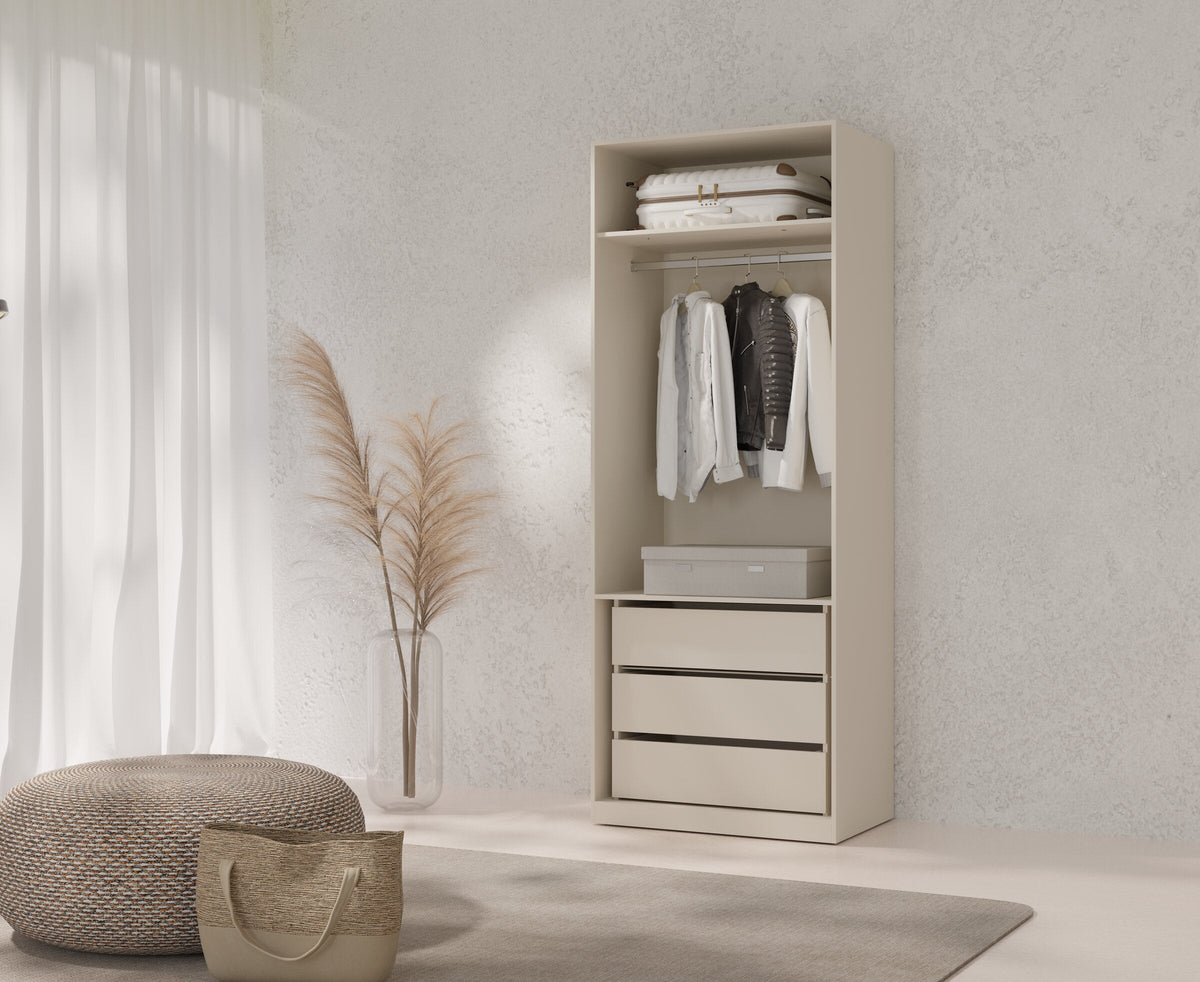 Plattenstärke bei Möbeln: Kleiderschrank der Serie Soreno in Macadamia im Raum