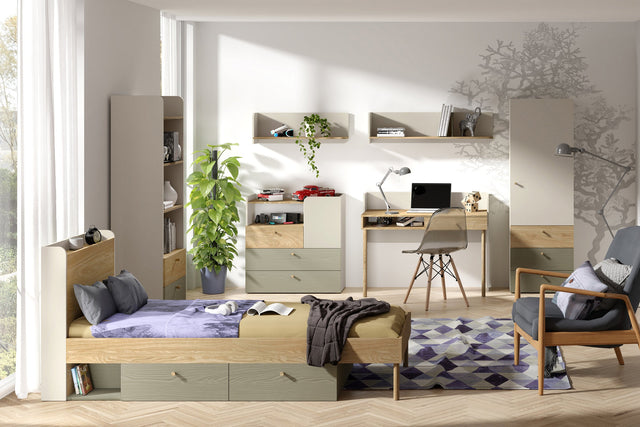 Kleines Jugendzimmer mit Bett mit Schubladen und Kopfteil-Regal, schmalem Hochschrank und Standregal der Serie Yuki