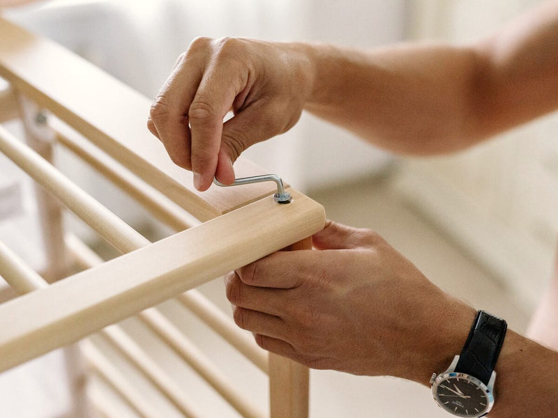Möbelmontage: Holzteile werden mit dem Innensechskant verschraubt (Symbolbild)