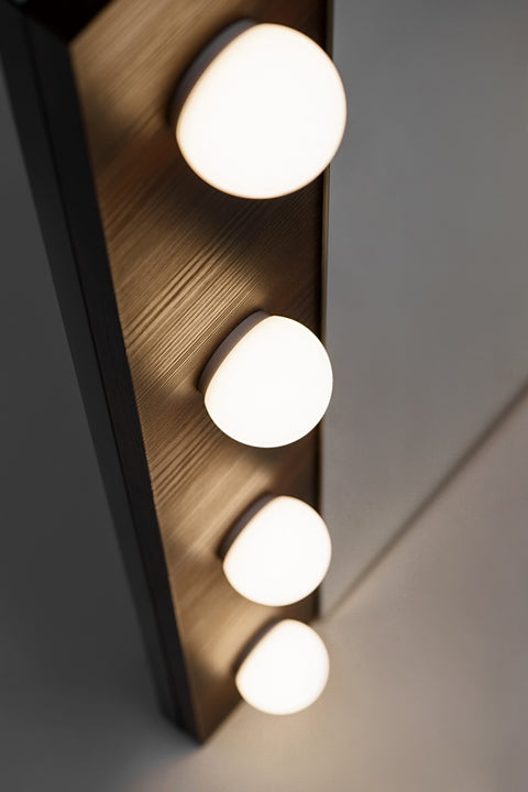 Badspiegel mit LED-Beleuchtung 60 × 85 cm – rahmenlos – Ansicht 4