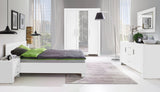 Cezar Schlafzimmer-Set 4-teilig mit Kleiderschrank, Sideboard und Nachttisch im Raum – Weiß