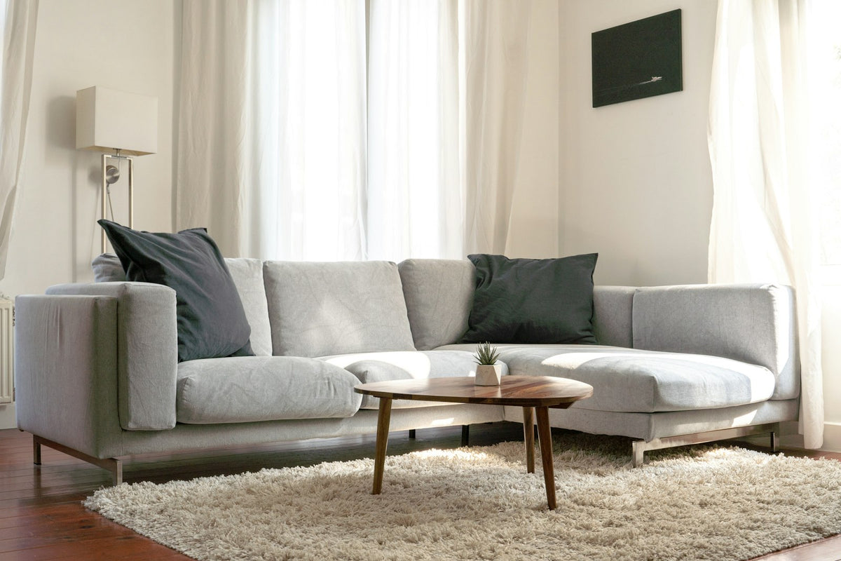 Helles Wohnzimmer mit Ecksofa – Möbel für Ihr Sortiment