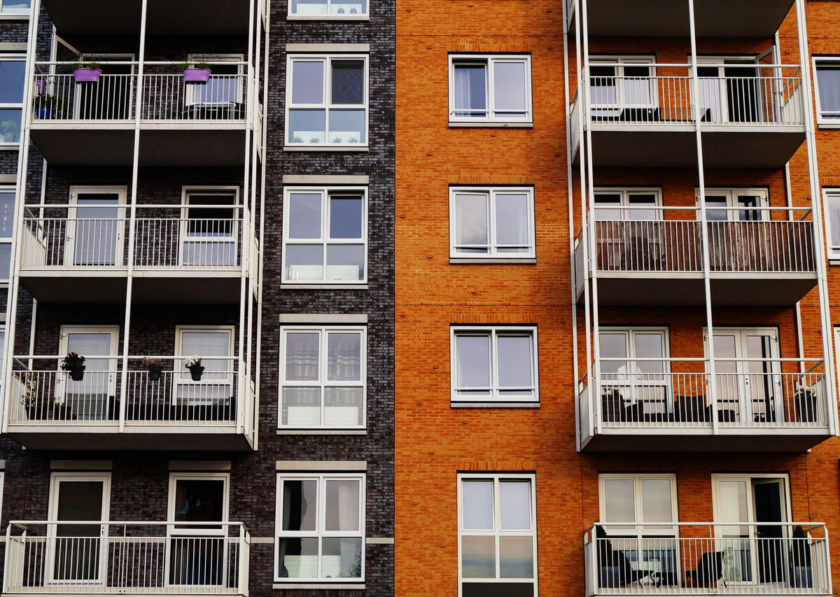 Mehrfamilienhaus mit Balkonen – Symbolbild für Projekte mit mehreren Wohneinheiten
